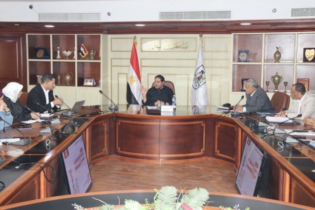 نائب محافظ بني سويف يوجه بسرعة إنهاء تراخيص أبراج المحمول وحصر الموقف القانوني