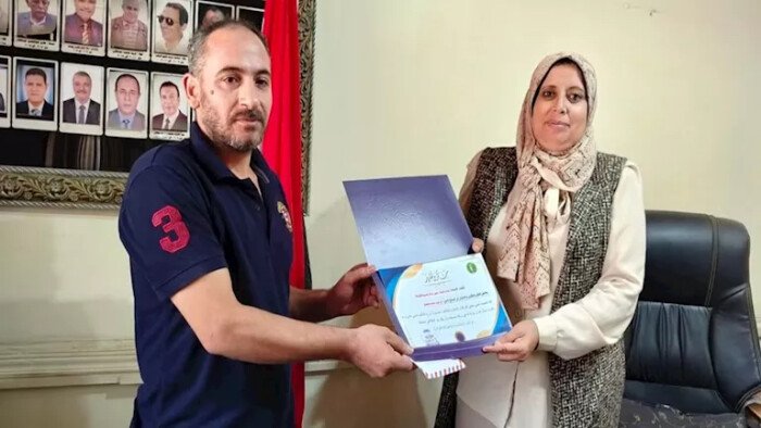 تكريم «سائق توك توك» أعاد حقيبة أموال وأغراض ثمينة بقويسنا