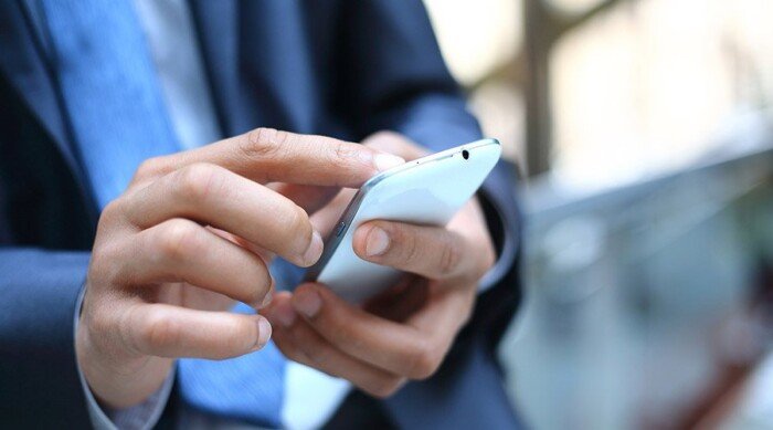 مخاطر إدمان الهاتف المحمول.. أضرار صحية ونفسية وطرق فعالة للتخلص منه