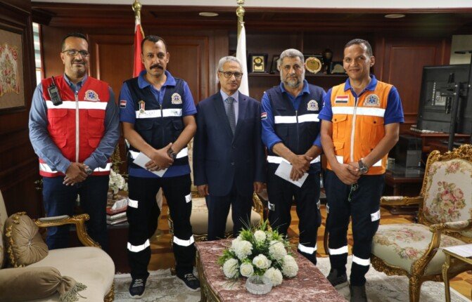 أنقذا الأم ووليدها.. محافظ بني سويف يكرم مسعفًا وسائقًا بعد ولادة طارئة داخل الإسعاف