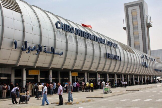 موظفان بمطار القاهرة ينقذان طفلاً بعد تعرضه لحالة اختناق داخل مبنى الركاب (2)
