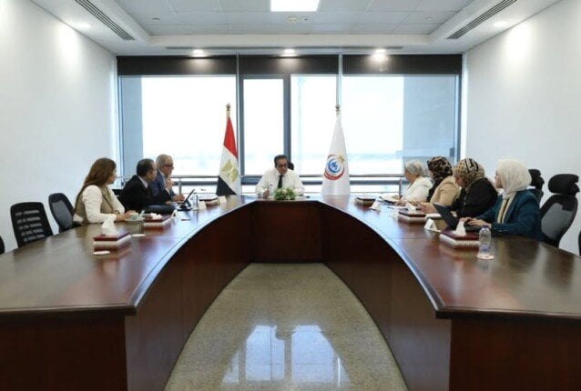 وزير الصحة يبحث التوسع في جراحات استبدال المفاصل بتقنية الروبوت