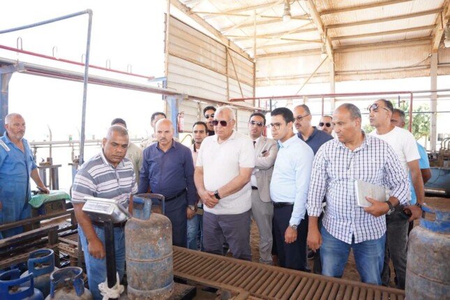 محافظ مطروح يتفقد محطة تعبئة أسطوانات البوتاجاز