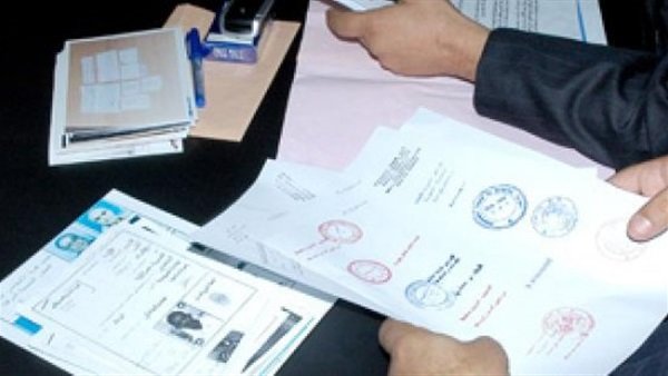 5 أشخاص وسيدة.. القبض على تشكيل عصابي بتهمة تزوير محررات رسمية بالقاهرة