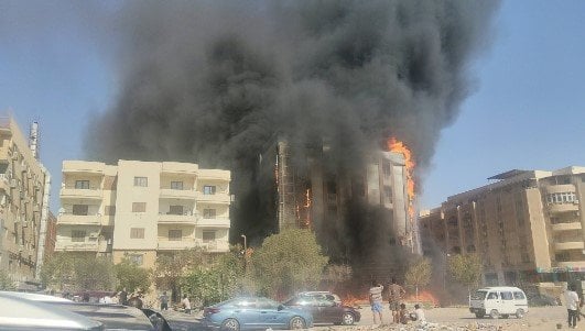 عاجل | حريق هائل يلتهم عقار في حدائق الأهرام.. والحماية المدنية تحاصر النيران «صور»