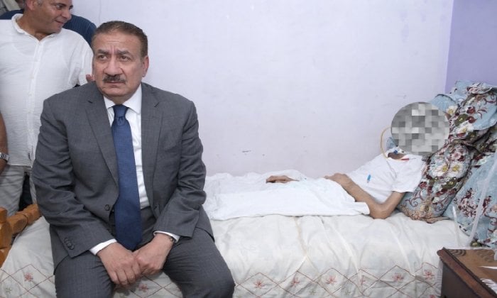 محافظ بورسعيد ينتقل لمنزل مواطن طريح الفراش ويوجه بتوفير الرعاية والدعم