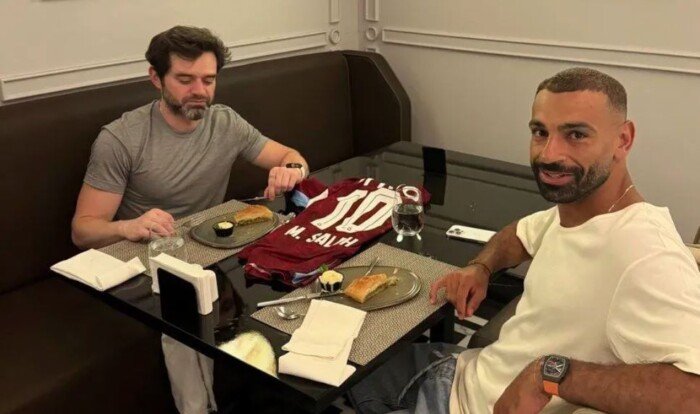 «بقلاوة وقميص طرابزون».. صورة محمد صلاح رفقة وكيله تشعل حماس جماهير النادي التركي