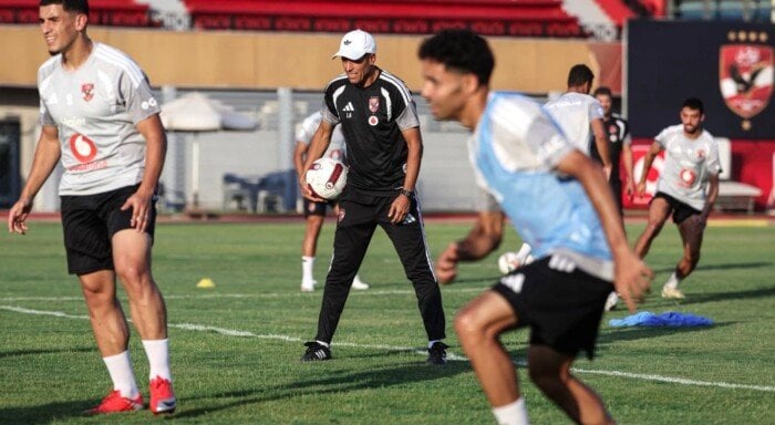 إمام عاشور يقلب حسابات عموتة.. تغييرات مرتقبة في تشكيل الأهلي أمام سموحة بالدوري