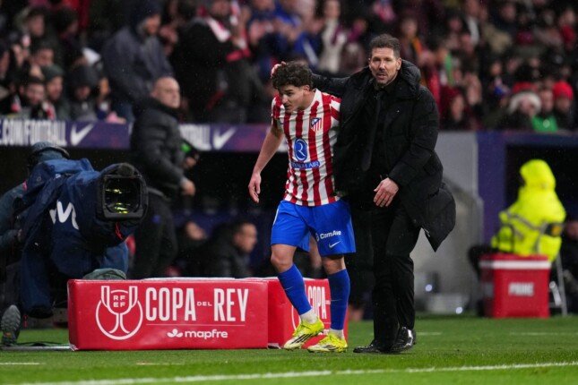 سيميوني يحسم موقف أتلتيكو مدريد من رحيل خوليان ألفاريز إلى برشلونة