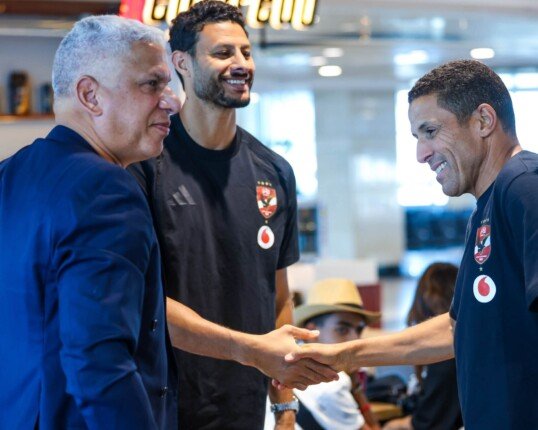 لاعبو الأهلي يتوافدون على مطار القاهرة استعدادًا للسفر إلى إسبانيا