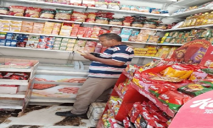 ضبط سلع منتهية الصلاحية ومواد بترولية قبل بيعها بالسوق السوداء بقنا