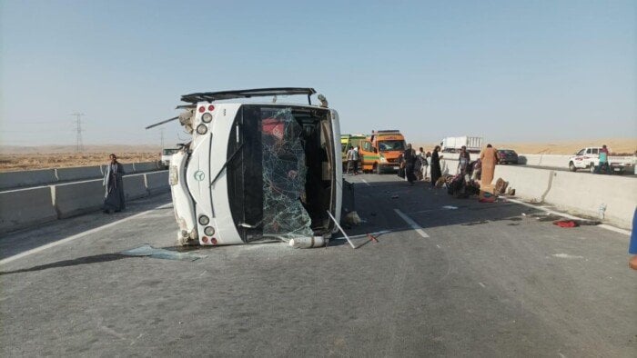 من المنيا للغردقة.. إصابة 29 شخصًا في انقلاب أتوبيس بطريق «الشيخ فضل»
