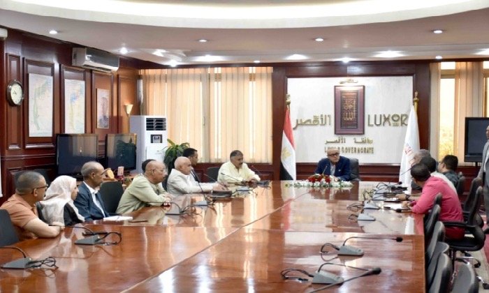 محافظ الأقصر يستعرض مع وفد مستثمري مدينة طيبة دعم مجتمع المستثمرين