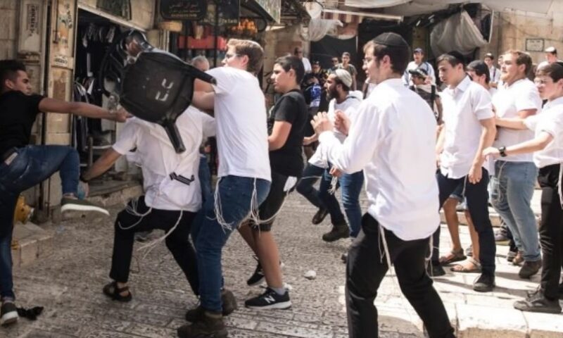 مستوطنون يصعدون اعتداءاتهم على الفلسطينيين بالضفة الغربية
