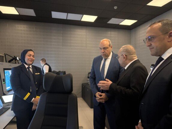وزير الطيران يتفقد التشغيل التجريبي للأنظمة الرادارية الحديثة في مطار القاهرة