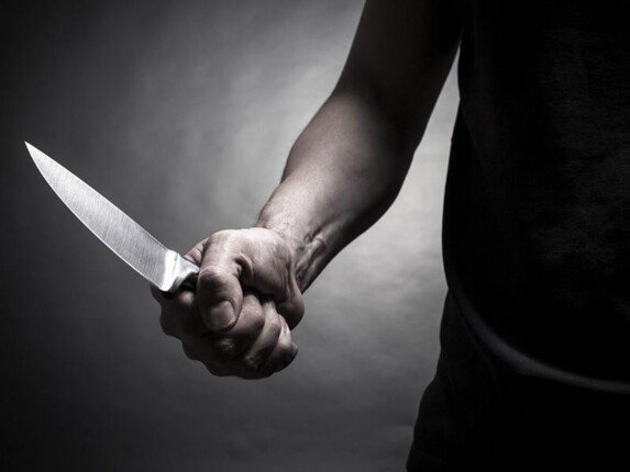 سائق توكتوك ينهي حياة جارته طعنا ويتناول الحبة القاتلة في المنوفية