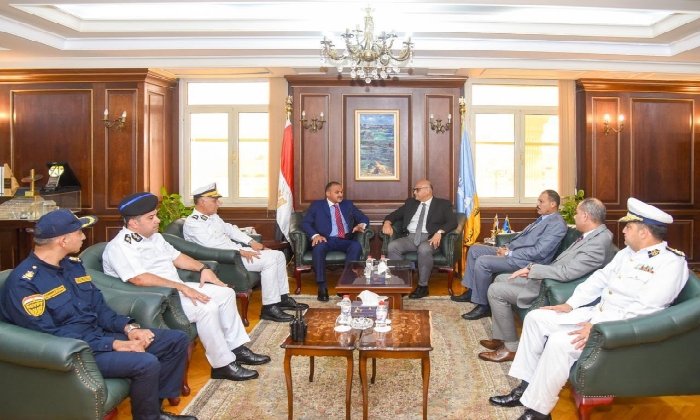 محافظ الإسكندرية ومدير الأمن يبحثان تعزيز التعاون وفرض الانضباط بالشارع