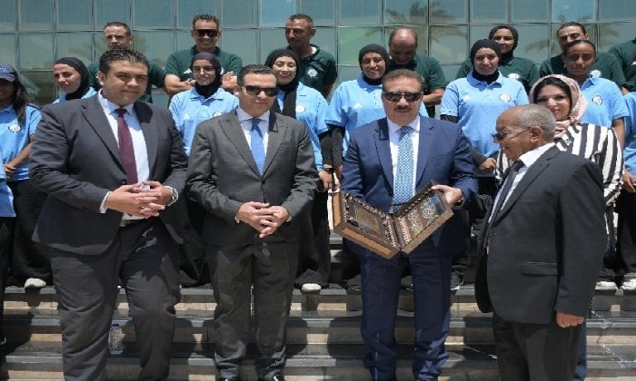 محافظ بورسعيد يكرم فريق الكرة النسائية لصعودهن الممتاز كأول الجمهورية