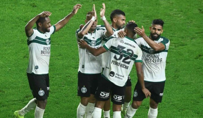 احتفال يتحول إلى كابوس.. لاعب برازيلي يسقط في نفق الملعب بعد تسجيل هدف «فيديو»