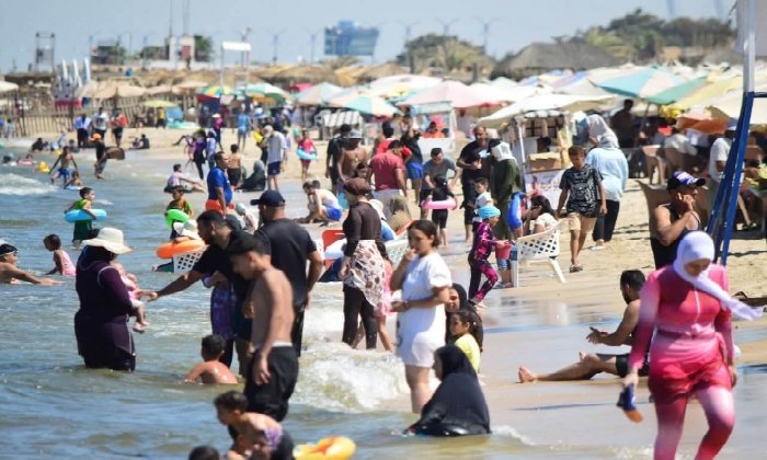 إقبال كبير على شواطئ بورسعيد وسوق الأسماك الجديد
