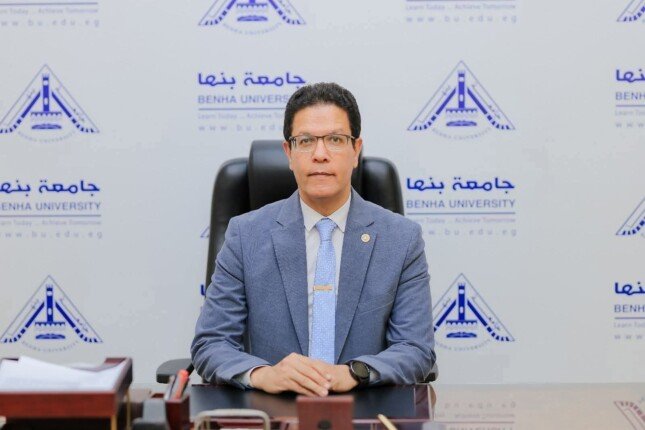 رئيس جامعة بنها يستعرض تقرير إنجازات الجامعة في الحوكمة والنزاهة