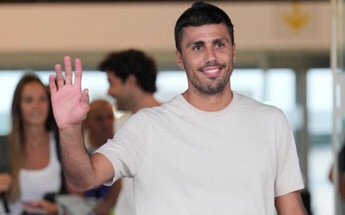 رودري يصل برشلونة ويخضع للفحوصات الطبية قبل الإعلان عن الصفقة | «تفاصيل»