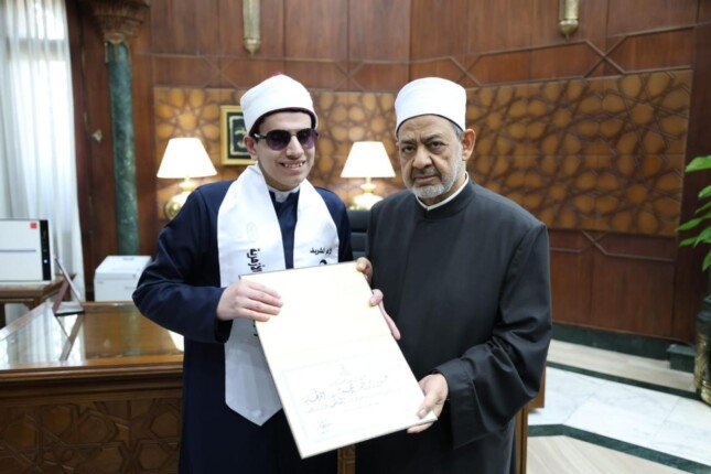 شيخ الأزهر يستقبل أوائل الثانوية ويكرمهم ويمنحهم مكافآت مالية ورحلة عمرة تقديرًا لتفوقهم