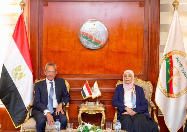 وزير المجالس النيابية يهنئ رئيسة النيابة الإدارية بتوليها مهام منصبها