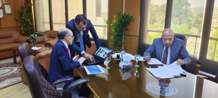 بتكليفات رئاسية.. وزير الكهرباء يتابع أعمال استكشاف واستخراج الخامات الأرضية والفلزات النادرة في 9 مراكز