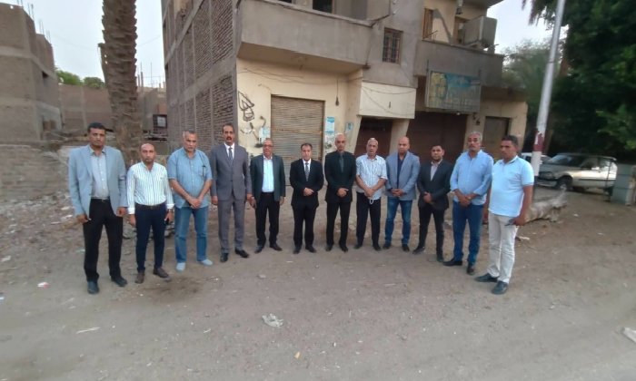 رئيس جامعة قنا يُقدم واجب العزاء لأسرة طالب غرق في حمام سباحة