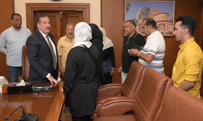 استجابة فورية.. محافظ بورسعيد يوجه بحل مشكلات الأهالي ويدعم الأسر الأولى بالرعاية