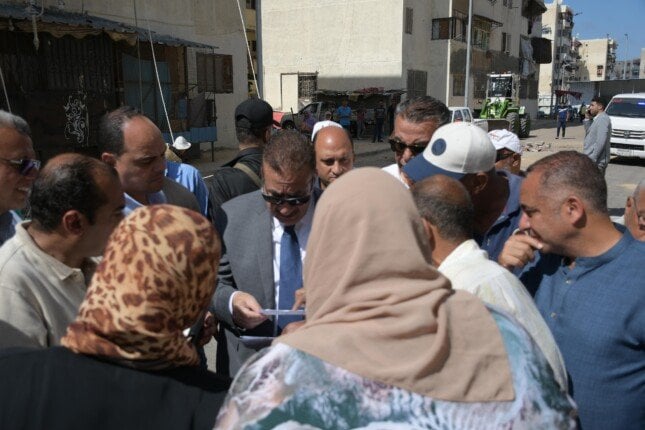 استجابة فورية لمواطنة من ذوي الهمم.. محافظ بورسعيد يوجه بتوفير كرسي كهربائي وترميم سلم متهالك بالضواحي