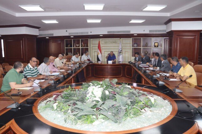 حلول لأوقات الذروة وتبادل الخطوط.. تفاصيل اجتماع مجلس «مواقف بني سويف»