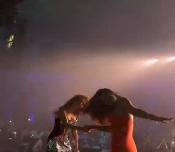 ميريام فارس تتحدى معجبة عراقية بوصلة رقص في مهرجان مالمو بالسويد «فيديو»