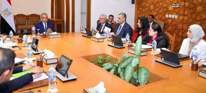 وزير الخارجية يبحث مع قيادات القطاع الاقتصادي خطة الترويج للاستثمار في مصر
