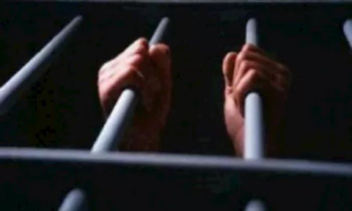 انتحلوا صفة الشرطة وسرقوا تاجر ذهب.. تفاصيل حبس 11 متهمًا 4 أيام