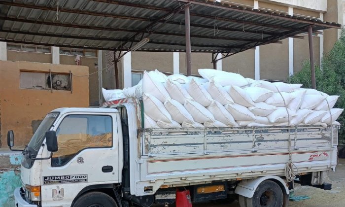 ضبط 7 أطنان نخالة داخل سيارة قبل تهريبها وبيعها بالسوق السوداء في قنا