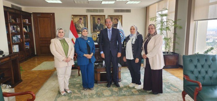 نقيب التمريض تبحث مع وزير المالية زيادة بدل النوبتجية والسهر