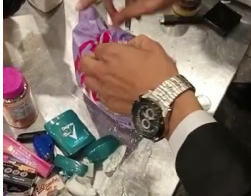 مطار القاهرة الدولي.. المعمل الكيماوي يكشف طبيعة وتفاصيل مضبوطات راكبة أجنبية