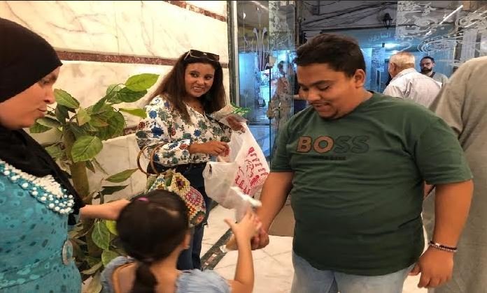 «قرصه و حلاوة في كيس واحد».. أسرة قبطية بالإسكندرية تحتفل بعيد العذراء و المولد النبوي