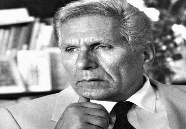 شخصيات عاشت بين الناس.. رحلة يوسف إدريس من صفحات الكتب إلى شاشة السينما