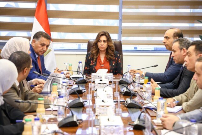 وزيرة التنمية المحلية توجه بإغلاق المواقع العشوائية والتصدي لإلقاء القمامة بالترع في القليوبية