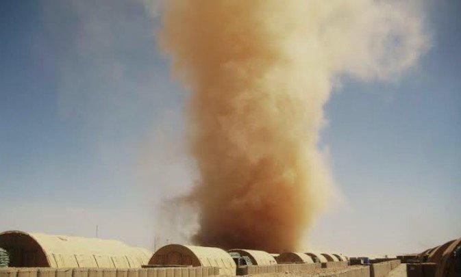 «عفريت الغبار» في الأجواء.. حقيقة الدوامات الترابية وأسباب ظهورها مع ارتفاع الحرارة