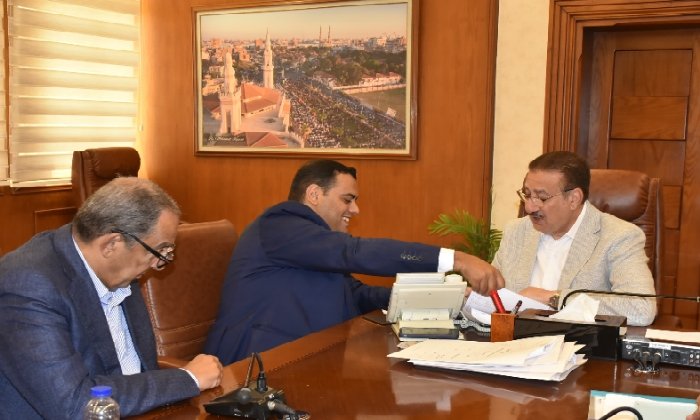 محافظ بورسعيد يوقع عقود تمليك أراضٍ لـ5 مصانع بالمنطقة الصناعية