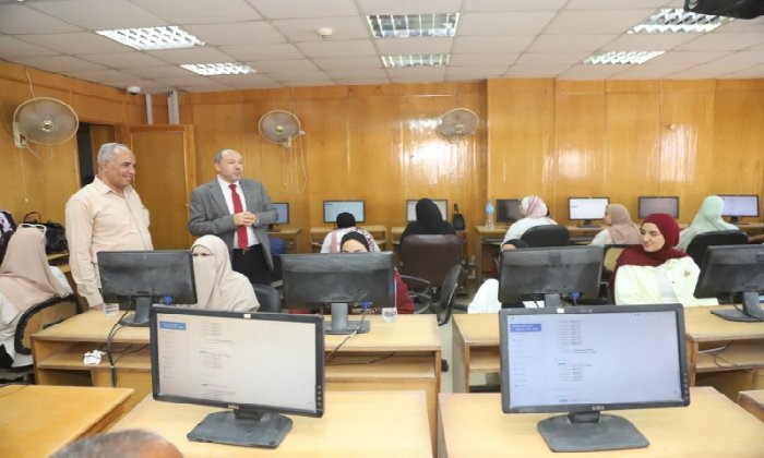 نائب رئيس جامعة قنا يتفقد اختبارات الدورة 220 بمركز التحول الرقمي