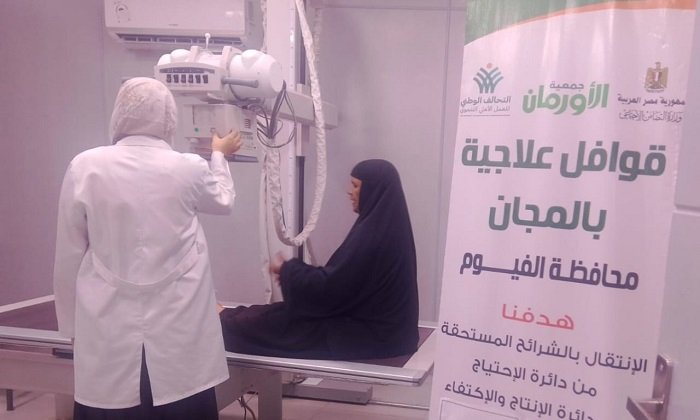 الكشف الطبي على 150 مريضًا من غير القادرين في قافلة علاجية بقرى الفيوم
