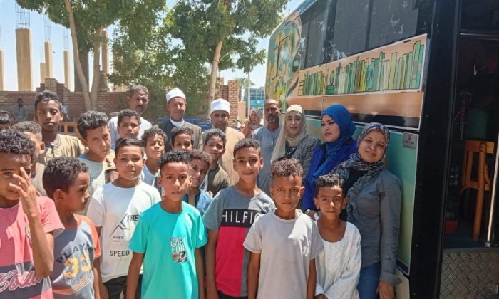 «المكتبة المتنقلة» تنشر المعرفة والإبداع في معهد كرم عمران الأزهري بقنا