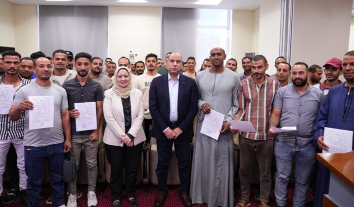 من الاختبار إلى عقد العمل بالخارج.. وزير العمل يُسلّم عقودا لشباب اجتازوا اختبارات العمالة الزراعية بالأردن