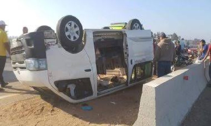الإطار الأمامى انفجر.. ​إصابة 17 شخصًا إثر انقلاب ميكروباص بصحراوى المنيا
