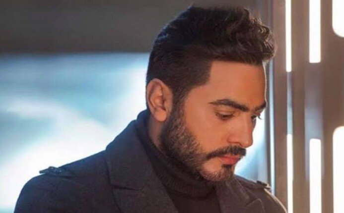 تامر حسني يطلب الدعاء لوالده بأول جمعة من وفاته